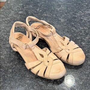 Earth Women's Beige Strappy Sandals